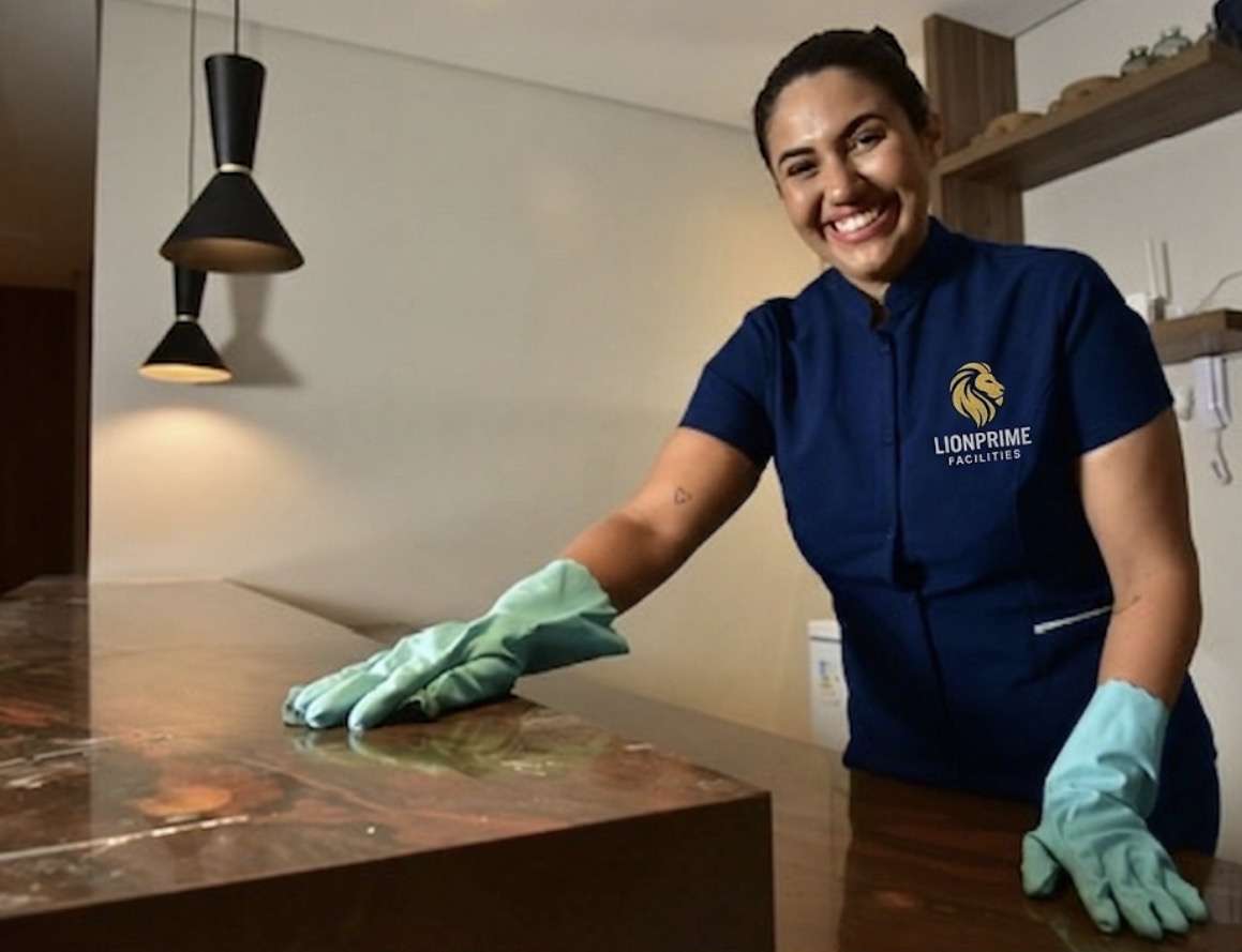 Colaboradora LionPrime uniformizada realizando limpeza e conservação em Curitiba